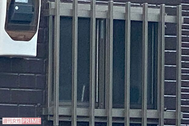 2025年3月下旬、埼玉・新座市で母親が遺体で見つかった住宅の1階にある小窓