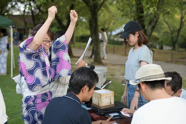 スタッフと最後の集計中。この日はカップルが9組成立し、思わず笑顔でガッツポーズ!