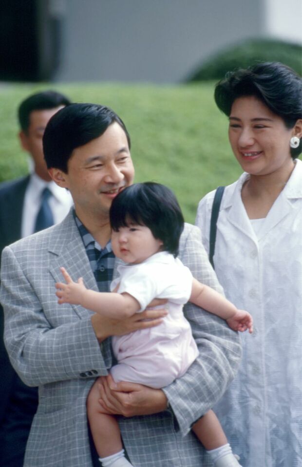 2002年、愛子さまを抱っこされる陛下。率先して愛子さまの面倒を見てこられたという(宮内庁提供)