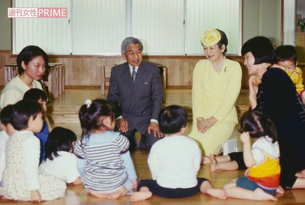 毎年『こどもの日』前後に児童施設を訪問されていた両陛下（'98年4月）