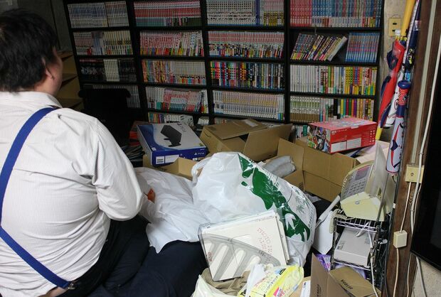 ライトノベルの作家志望だという内田さんの書棚には、びっしりと本が並ぶ
