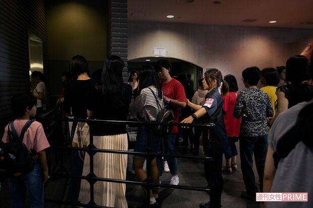 休憩時間、女子トイレではスタッフ数人が誘導や整備を行い、観客の待ち時間を短縮する工夫も