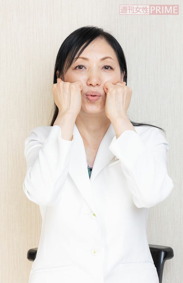 3.頬骨中央まで移動してプッシュ（撮影／齋藤周造）
