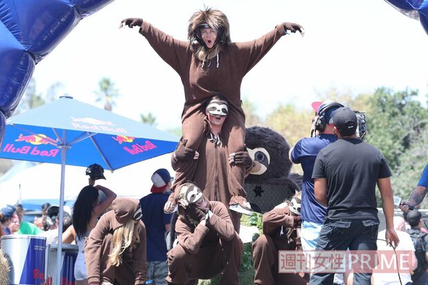 パフォーマンスも注目！　ナマケモノに扮して息の合ったダンスを披露！　撮影／吉岡竜紀