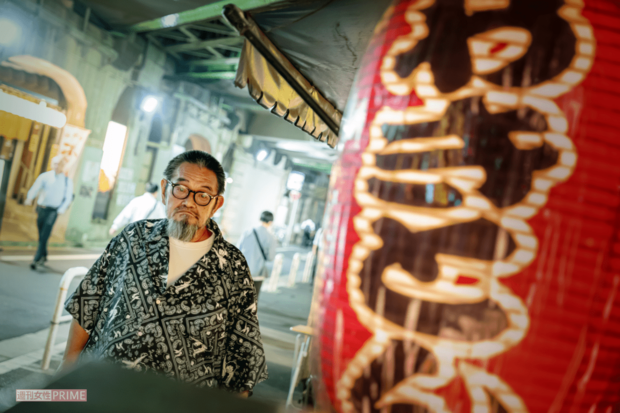 好奇心旺盛で物おじしない性格だからか、カンバン時代のくせか、見知らぬ人にも積極的に話しかける（撮影／佐藤靖彦）