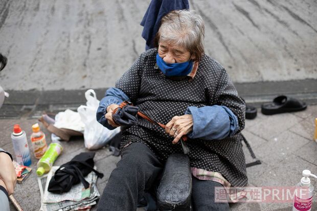 「私を待つ人がいる」と今日も新橋駅前で靴を磨く