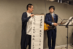 西荻窪『今野書店』でのお笑いライブで。基本はピン芸人だが、コンビを組むときは弁護士で芸人の藤元達弥さん(右)が相方だ