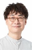 佐藤靖青さん●イギリスで靴の設計を学び、靴設計士としてつとめたのち、靴のリペアの仕事に転職し、シューフィッターの資格を取得。現在、リペア職は退職し、プロシューズアドバイザーとして活躍中。「毎日靴ブログ」の月間アクセス数は50万以上。