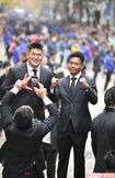 具智元（グ・ジウォン）選手と松島幸太朗選手を流大（ながれ ゆたか）選手が撮影中。　撮影／渡邉智裕