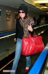 ハネムーン先のアフリカから帰国した陣内智則と藤原紀香（2008年1月）