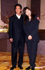 1995年、唐沢寿明と山口智子の結婚会見