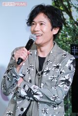 劇中では夫婦役を演じているが結婚観に変化は？　「結婚はタイミングと言いますが、それって突然来るものなんですか？　そういったもので、みなさんをドキドキさせることも必要かなと。でも……浮いた話はございません！（笑）」と稲垣吾郎　撮影／森田晃博