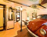 部屋に真っ赤なワーゲン 旅館として登録し直すラブホテルも
