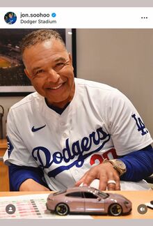 大谷からミニカーを贈られたロバーツ監督(球団専属カメラマンのインスタグラム)