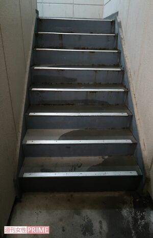 犯行現場となったマンションの階段。血痕を洗い流した跡がまだ残っていた