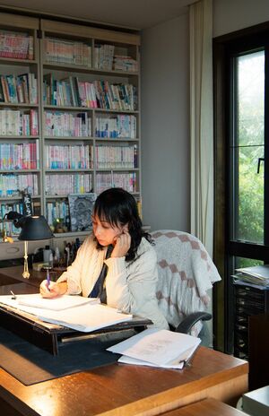 折原みとさん　撮影／砂原文（写真はすべて『60代バツなしおひとりさま、毎日ごきげん暮らし』から転載）