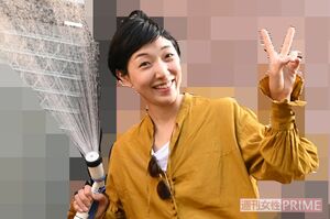 今年6月、自宅前での取材に笑顔で応え、ピースサインまでしてくれた安藤サクラ