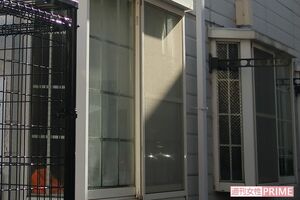 斎藤容疑者が住むアパートの窓。目立つ存在ではなかったようだ