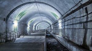 下りホームは地上から10分ほど下りないと到達できない“日本一のモグラ駅”。映画『クライマーズ・ハイ』冒頭シーンのロケ地として使用された