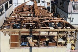 屋根も壁も吹き飛ばされた茂串龍蔵さんの家＝鋸南町