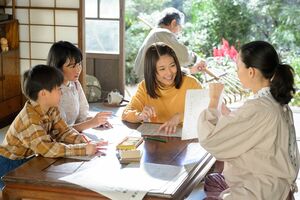 父・実は出稼ぎで東京に。村に残る祖父の茂（古谷一行）、母の美代子（木村佳乃）と妹弟たちが、みね子の家族　(c)NHK