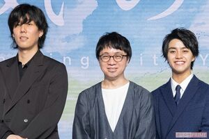 『天気の子』製作報告会見で笑顔の新海誠監督（中央・7月2日、東京ミッドタウンホール）
