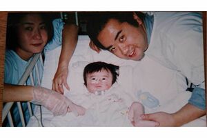 生後、NICUで撮影した家族写真