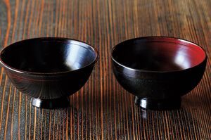ふだん食事に使っている漆の汁椀と飯椀は、値段も手ごろ。漆器でいただくご飯とみそ汁のおいしさは格別　写真提供／長谷川潤（書籍『85歳現役、暮らしの中心は台所』より）