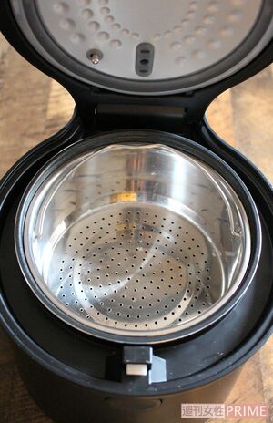 内釜がざる状の釜と通常の釜の二重構造になっている。ざるから水分が落ちて下の釜にたまる