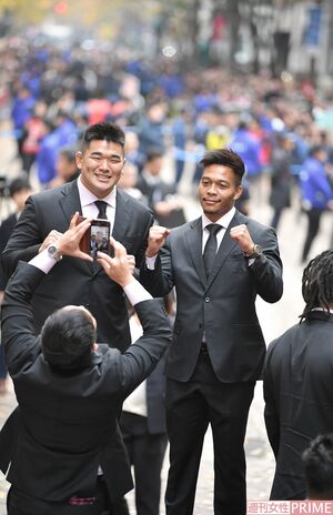 具智元（グ・ジウォン）選手と松島幸太朗選手を流大（ながれ ゆたか）選手が撮影中。　撮影／渡邉智裕