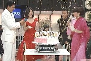 『ザ・ベストテン』ではアーティストの誕生日をお祝いすることもしばしば。この日は7月生まれの藤井フミヤと中森明菜が登場（'86年7月）