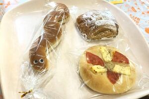 町のパン屋さんでも、感染対策で多くのメニューの袋詰めが一般化。店側の心遣いも残らず届いてほしいが……