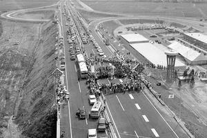 1963年、1965年に開通となった名神高速道路　写真／共同通信社
