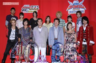 2011年、仮面ライダーと戦隊ヒーローのイベントにて。後列、左端に岩永洋昭