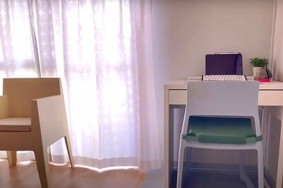 編集部屋兼撮影部屋。ヤフオクで購入したデザイナーズチェアは見た目も座り心地もよくてロコリさんお気に入りの場所(写真/林ひろし)『72歳、好きな服で心が弾む、ひとり暮らし』から抜粋