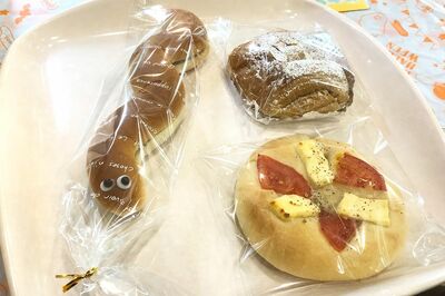 町のパン屋さんでも、感染対策で多くのメニューの袋詰めが一般化。店側の心遣いも残らず届いてほしいが……