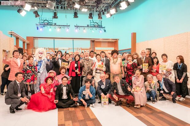 残ったメンバーとスタッフで集合写真をパシャリ。情報量が多く何の放送だったのかわからない　撮影／矢島泰輔