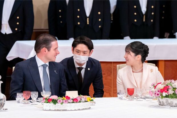 宮中晩さん会デビューを果たした愛子さま。ブラジルの閣僚と通訳を交えて、笑顔でご歓談（宮内庁提供）