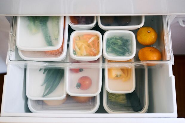 野菜はカットしてからホーローに入れて保存。中身が見やすくて使い勝手抜群！（写真／林ひろし）『72歳、好きな服で心が弾む、ひとり暮らし』から抜粋