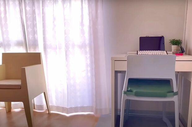 編集部屋兼撮影部屋。ヤフオクで購入したデザイナーズチェアは見た目も座り心地もよくてロコリさんお気に入りの場所（写真／林ひろし）『72歳、好きな服で心が弾む、ひとり暮らし』から抜粋