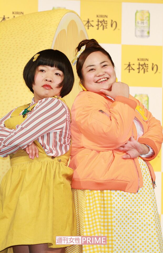 写真右からおかずクラブ・ゆいP（30）、オカリナ（32）。ゆいPは’15年放送の深夜ドラマ『ブスと野獣』で主演。オカリナは『天才バカボン』でバカボン役を演じて話題に