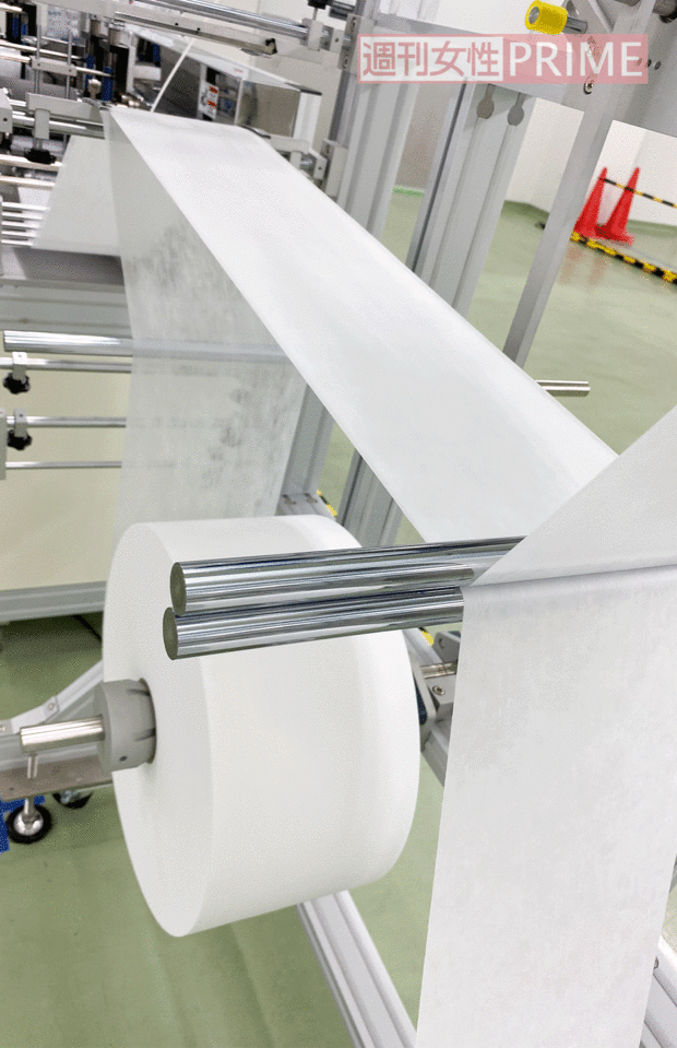 【1不織布張り合わせ】白い不織布が3ロール設置され、3層に織り重ねていく2/2