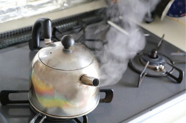 しっかり15分程度沸騰させた水を常備すべし　※写真はイメージです