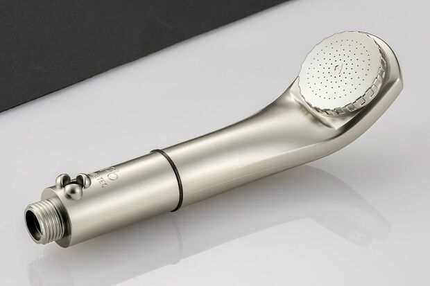 マイクロバブルシャワー　ピュアブル2約20ミクロンの微細な泡が肌に負担をかけることなく毛穴の汚れや老廃物を洗い流す。優れた洗浄効果や温浴効果、保湿効果などがある。約40%の節水効果も。1万7600円／オーラテック　問0942‐53‐2504