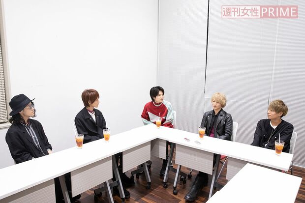 “缶蹴り”トークで盛り上がる萩原利久とThinking Dogs　撮影／吉岡竜紀