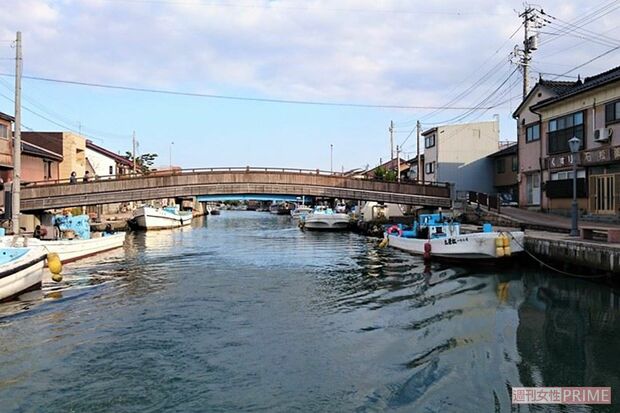 富山県射水市新湊、ドラマ『恋仲』（フジテレビ系・15年）、映画『ナラタージュ』、『人生の約束』、『真白の恋』で使用された〝日本のベニス〟と呼ばれるスポット