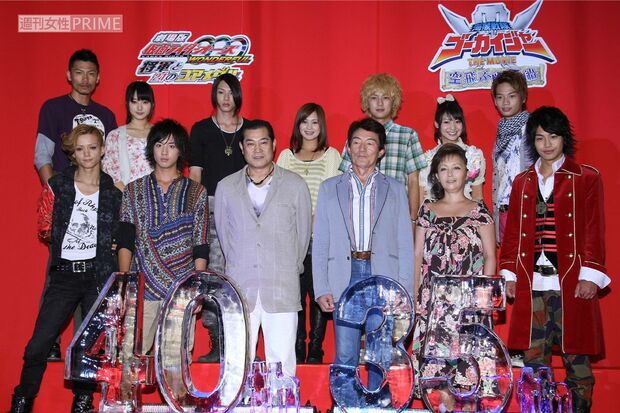 2011年、仮面ライダーと戦隊ヒーローのイベントにて。後列、左端に岩永洋昭
