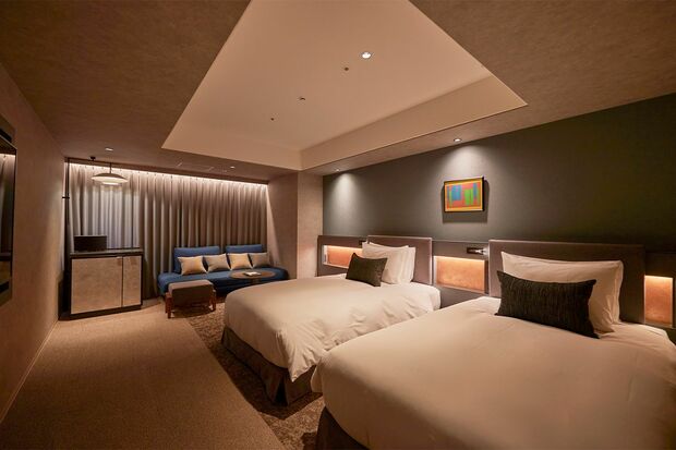 京都の伝統工芸を活用した家具や照明が配置されたデラックスツイン