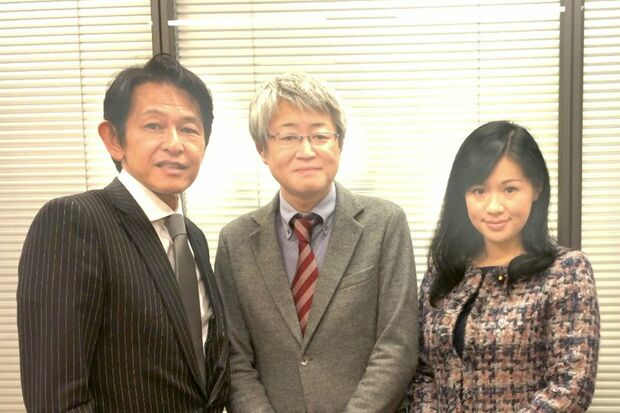 『維新の党』代表だった松野頼久氏（左）と並ぶ笹原氏と上西（笹原氏のSNSより）