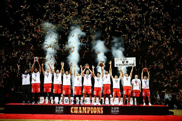 今年1月、さいたまスーパーアリーナで開催された天皇杯の表彰式。3連覇を果たし、弱小チームから強豪チームへと成長　(c)JBA